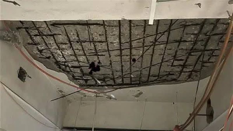 السقف المنهار