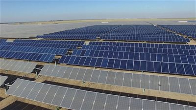 أستاذ دراسات بيئية : طاقة الشمس والرياح المستقبل .. لكن التكلفة ما زالت عائقًا