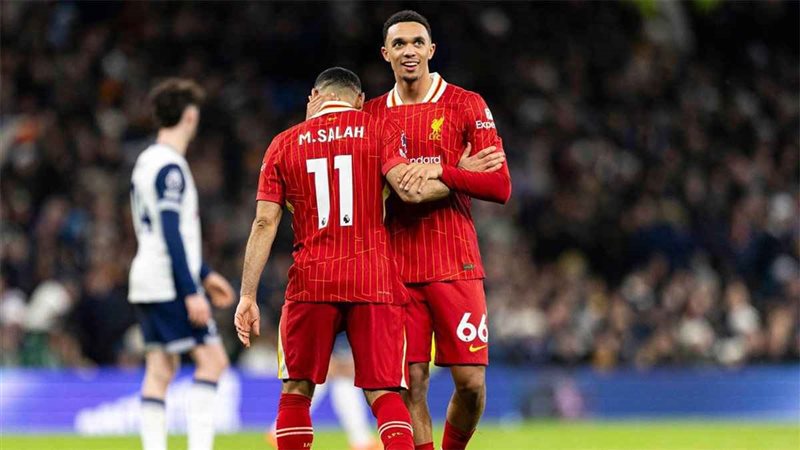 محمد صلاح رفقة أرنولد