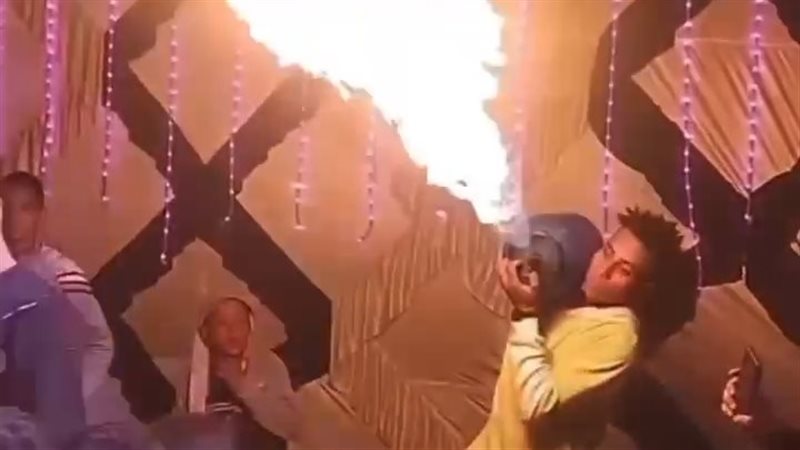 شاب يشعل أسطوانة