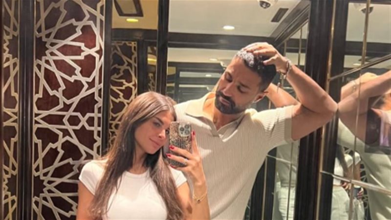 كريم فهمي وزوجته