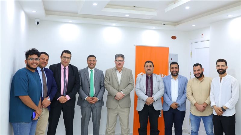 الوفد الزائر في مقر