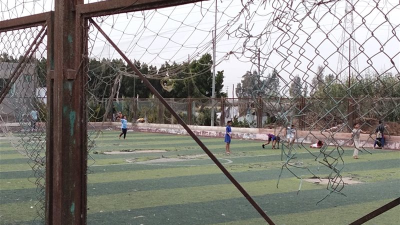 صورة الملعب المتهالك