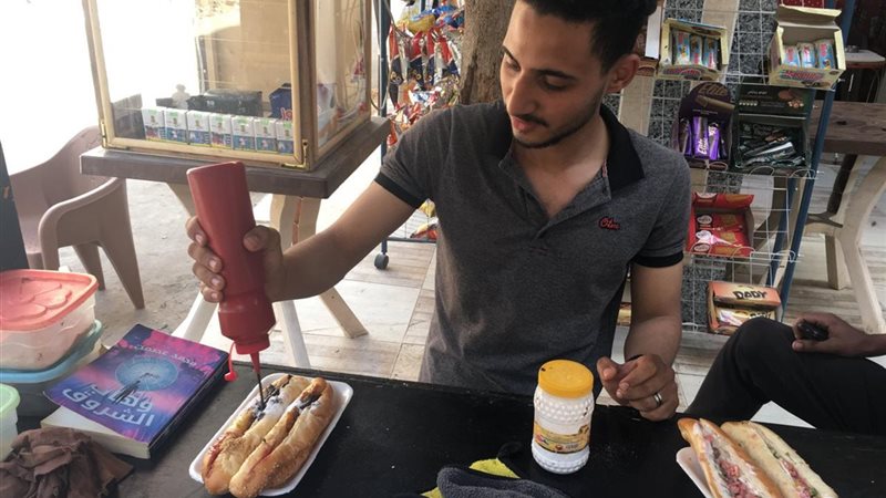 عابد أثناء عمله وتقديم