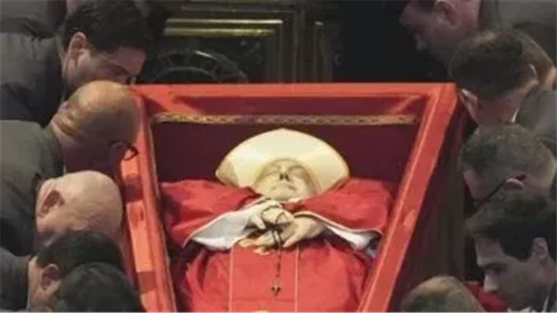 50 ألف شخص يودعون