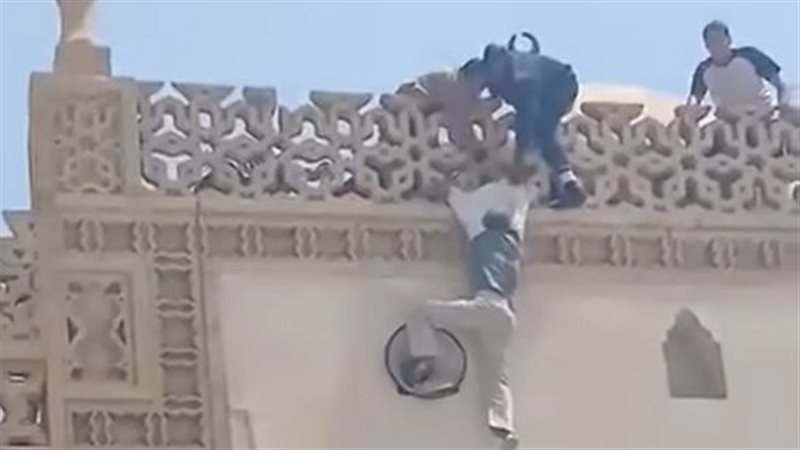 شاب يحاول الانتحار