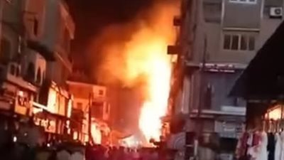 حريق هائل بمحل تجاري أسفل عمارة بشارع البوستة بمدينة الزقازيق بالشرقية 
