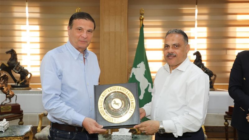 وزير الزراعة يعقد