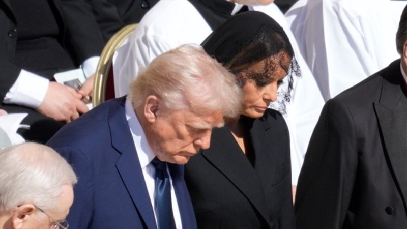 ترامب وزوجته في جنازة