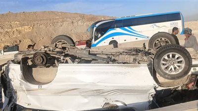 مصرع وإصابة ١٢ شخص بسبب انقلاب ميكروباص بالطريق الصحراوي الشرقي