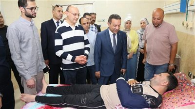بعد تعرضه لحادث.. محافظ المنوفية يزور نائب رئيس حي شرق بمستشفى الجامعة بشبين الكوم