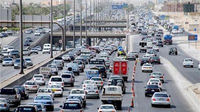 كثافة مرورية في حركة سير السيارات بمحاور القاهرة والجيزة