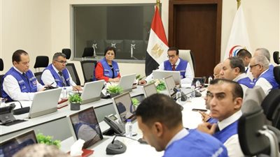 وزير الصحة يترأس غرفة الأزمات.. ويوجه باستمرار رفع  درجة الاستعداد بالمستشفيات