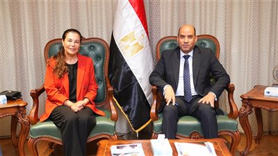 وزير العمل يلتقي رئيسة مجموعة النساجون الشرقيون ويُعلن عن 1100 فرصة 