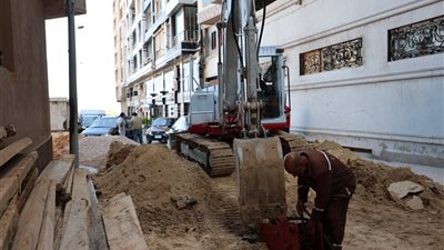 رئيس صرف الإسكندرية يتابع ميدانيا أعمال إصلاح هبوط شارع ابن حوقل 