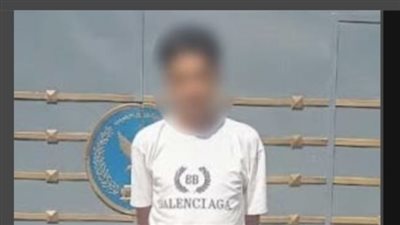 ضبط عاطل سرق أحذية المصلين من أمام مسجد في سوهاج بعد تداول فيديو للواقعة