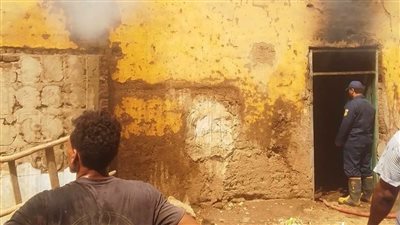 بالصور | النيران تلتهم مبنى من الطوب اللبن في إسنا.. والحماية المدنية تسيطر