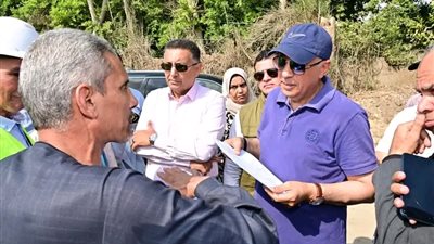 مشهد غير مألوف في جولة وزير الري.. مواطن يفاجئ سويلم بـ