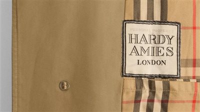بعد 170 عامًا.. Burberry تحتفي بمعطف الترنش في معرض تاريخي بلندن