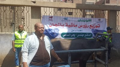تضامن سوهاج والأورمان يسلمان 10 رؤوس ماشية للأسر الأولى بالرعاية