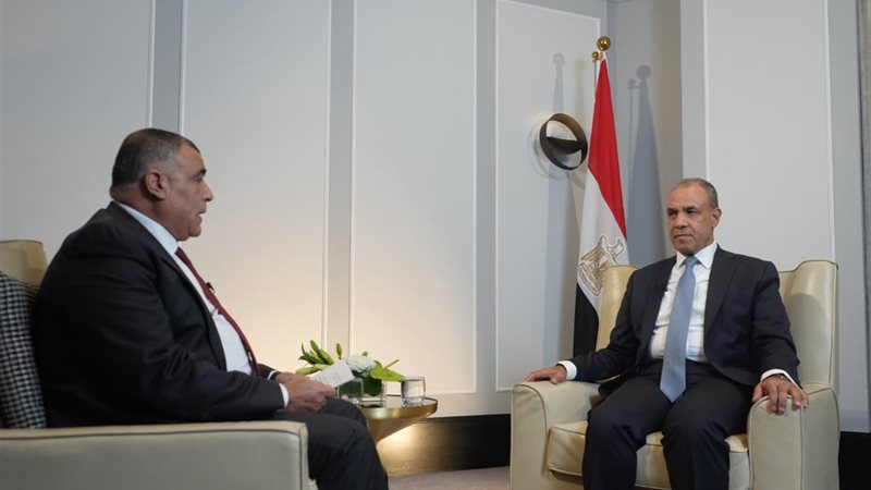 وزير الخارجية يجري