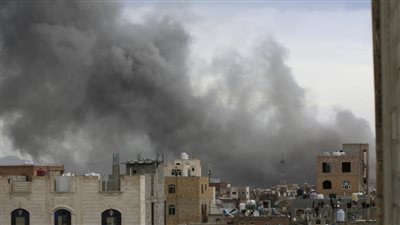 مقتل 42 وإصابة أكثر من 50 في هجوم حوثي استهدف مواقع حكومية بمأرب وحضرموت