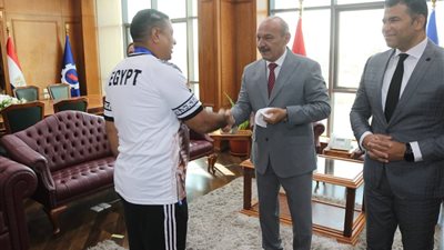 محافظ السويس يكرّم أبطال العالم في الكاراتيه ويؤكد: إنجازاتكم فخر للمحافظة