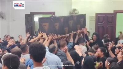 أهالي كوم المحرص يشيعو جثمان أول ضحايا مركب الهجرة غير الشرعية بالمنيا