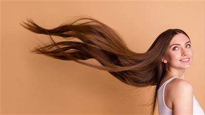 بخطوات بسيطة في المنزل.. وصفات طبيعية لتغذية الشعر وتصفيفه