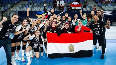رئيسة قومي المرأة تحيي منتخب مصر للناشئات لكرة اليد قبل نصف نهائي بطولة العالم