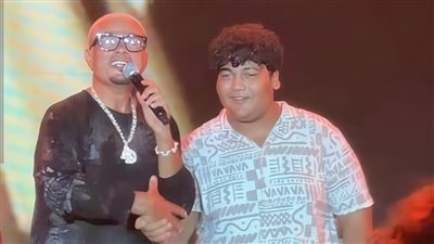 أيمن بهجت قمر عن ظهور نجله مع عمرو دياب بحفل العلمين : التاريخ بيعيد نفسه