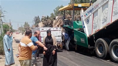 بدء رصف طريق مدخل قرية الكوم الطويل في كفر الشيخ| صور