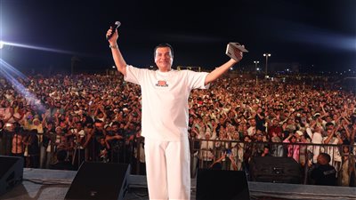 إيهاب توفيق يتألق في حفل المنصورة الجديدة ويشعل أجواء صيف 2026 | صور