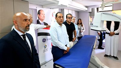 رئيس الوزراء يتفقد وحدة متنقلة للتدخلات القلبية وعلاج السكتتات الدماغية بمطروح
