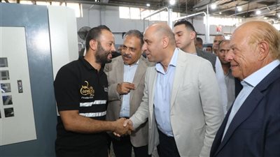 وزير العمل يتفقد مصانع الأهرام بالعاشر من رمضان ويدعم خطط التدريب والتشغيل