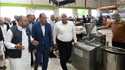 رئيس الوزراء يتفقد معصرة زيتون «فيرجينيا» المطورة بمطروح