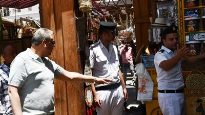 حملة مكبرة لرفع الإشغالات بالسوق السياحى القديم بقيادة نائب محافظ أسوان 
