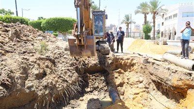 حي فيصل بالسويس يستجيب لبلاغ كسر خطي مياه بحي مكة ونجد