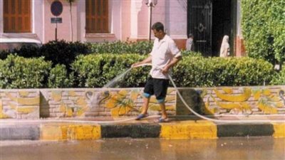 هل رش المياه في الشوارع أمام البيوت والمحلات حلال أم حرام؟.. أمين الفتوى يجيب