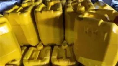 سقوط مصنع يعبئ زيوت طعام مجهولة المصدر لترويجها بالأسواق في المنوفية