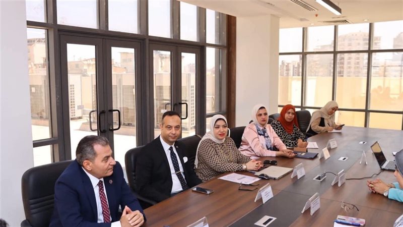 محافظ دمياط يبحث