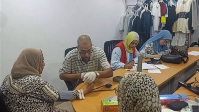 صحة السويس تتابع عمل فرق المبادرات الرئاسية لفحص العاملين بمصنع بلازا