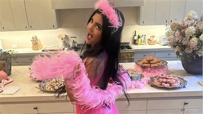 كايلي جينر تحتفل بعيد ميلادها بإطلالة ردية مستوحاة من Princess Kitty