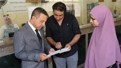 جولة مفاجئة لمحافظ المنوفية.. إحالة 17 موظفًا للتحقيق بسبب الغياب والتقصير