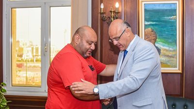 تخليدًا لبطولته.. محافظ الإسكندرية يكرم أسرة زياد ويطلق اسمه على شاطئ البيطاش