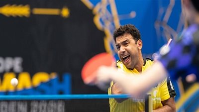 عمر عصر يقصي بطل الصين ويتأهل إلى دور الـ32 في بطولة السويد