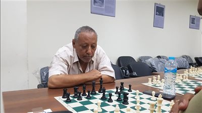 عمره نحو 70 عامًا.. عاشق الشطرنج يشارك في أكبر بطولات صعيد مصر بالأقصر 