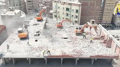 القانون فوق الجميع.. إزالة عقار مخالف بالمرج تجاوز الترخيص بـ 9 أدوار