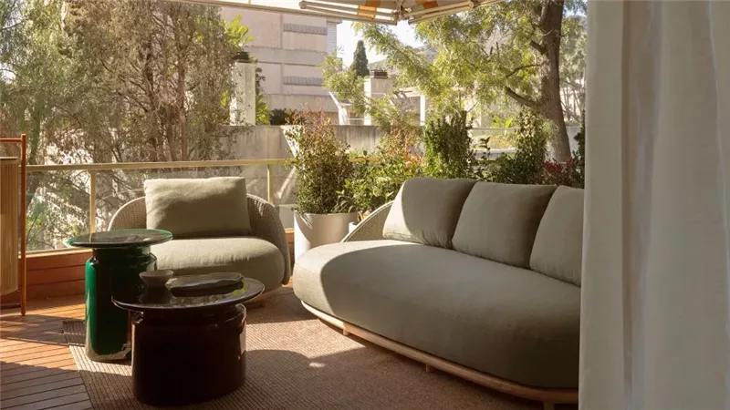 شرفة منزل مزينة بالنباتات