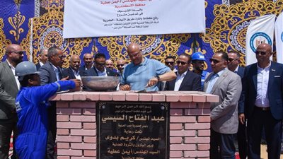بطول 5.2 كم.. محافظ الإسكندرية يضع حجر أساس تطوير وإنارة طريق النهضة بالعامرية